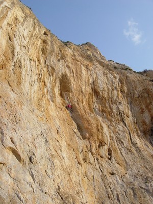 Yves Rémy dans les derniers mètres de sa création à Kalymnos.