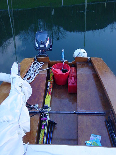 Les skis dans le bateau