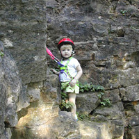 ma fille de trois ans en escalade