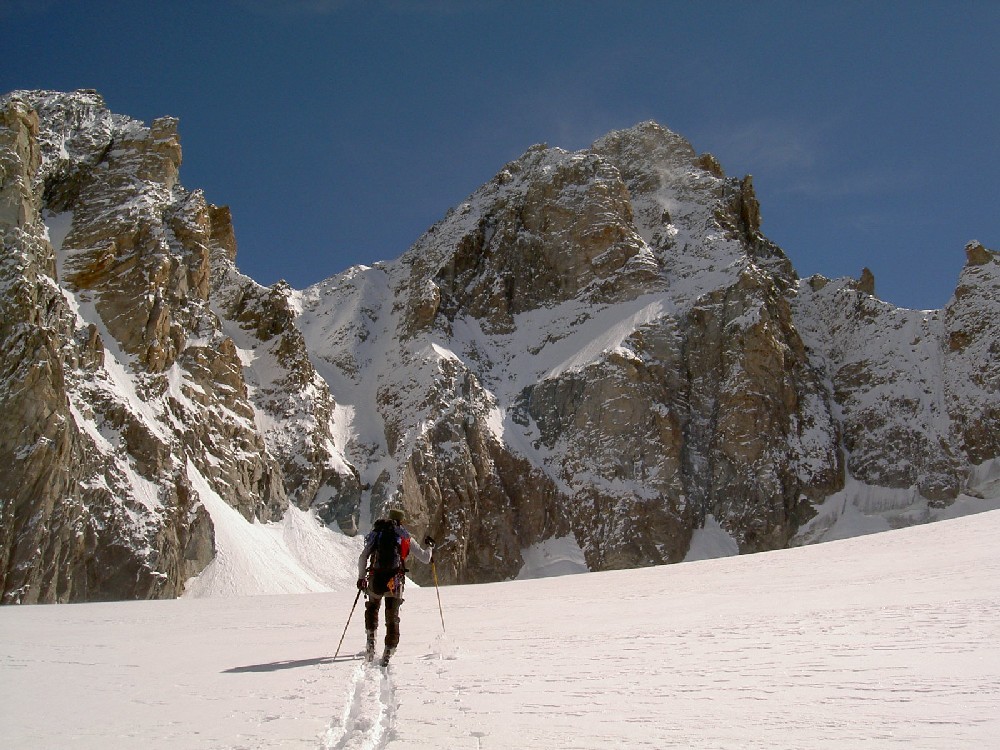col superior du tour noire