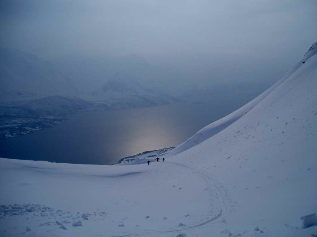 Début de la montée au Lavangstinden
