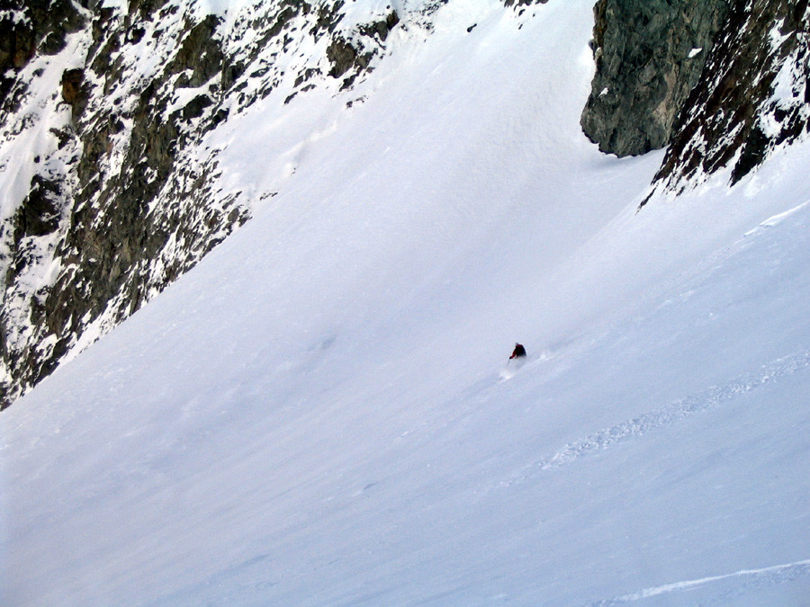un skieur à la descente du Pic d'Arsine