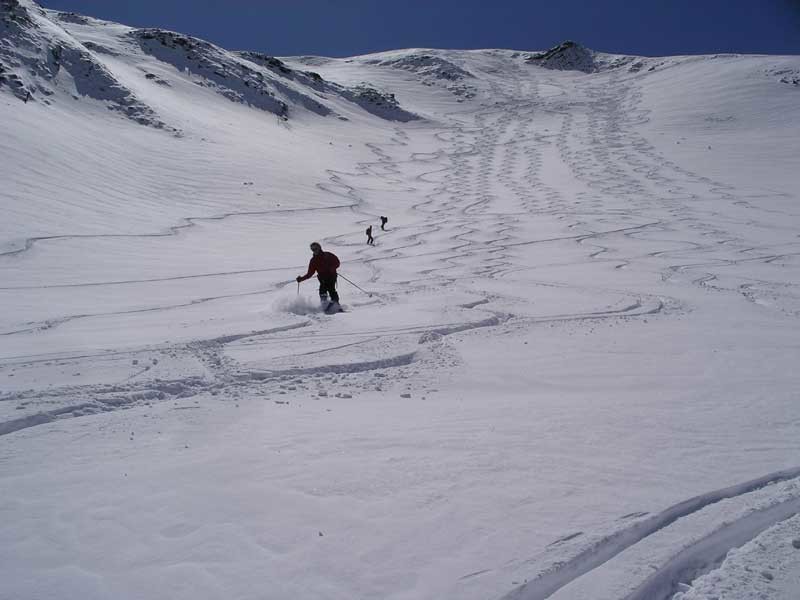 la descente sous le sommet, bien tracée