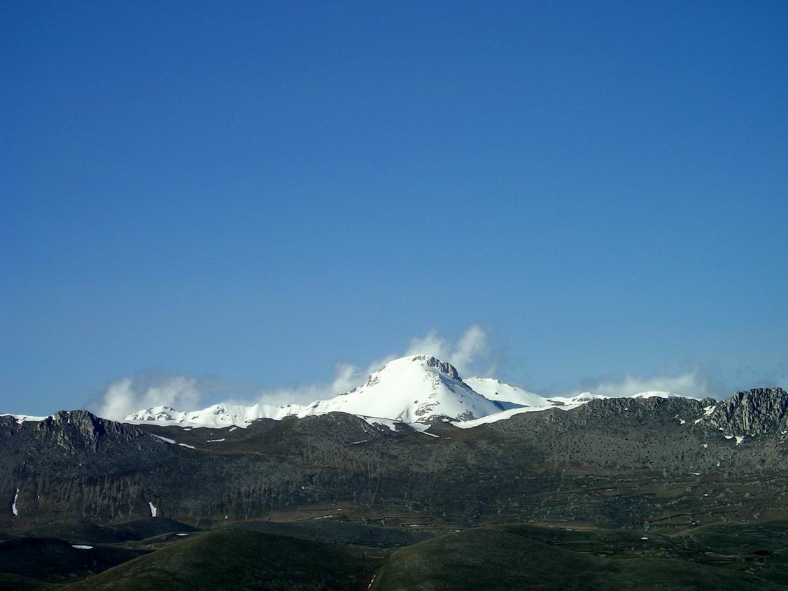 il Monte Camicia con il versante SW : " il Paginone"