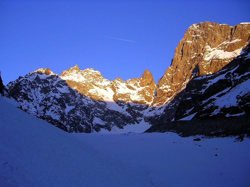Lever de soleil sur le glavier Noir, la face S des Ecrins et le Coolidge