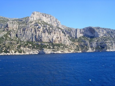 Depuis le Cap Morgiou : Candelle et son Socle, La Concave à droite Depuis le Cap Morgiou : Candelle et son Socle, La Concave à droite