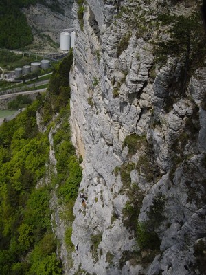 Une cordée dans la "Face de Rondchâtel" à Plagne, Suisse. Une cordée dans la "Face de Rondchâtel" à Plagne, Suisse.