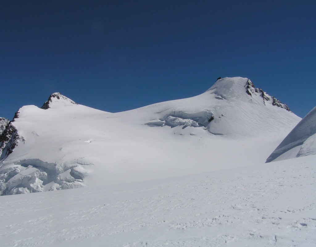 sommet en vu avec le refuge marherita deoyuis le col du lys