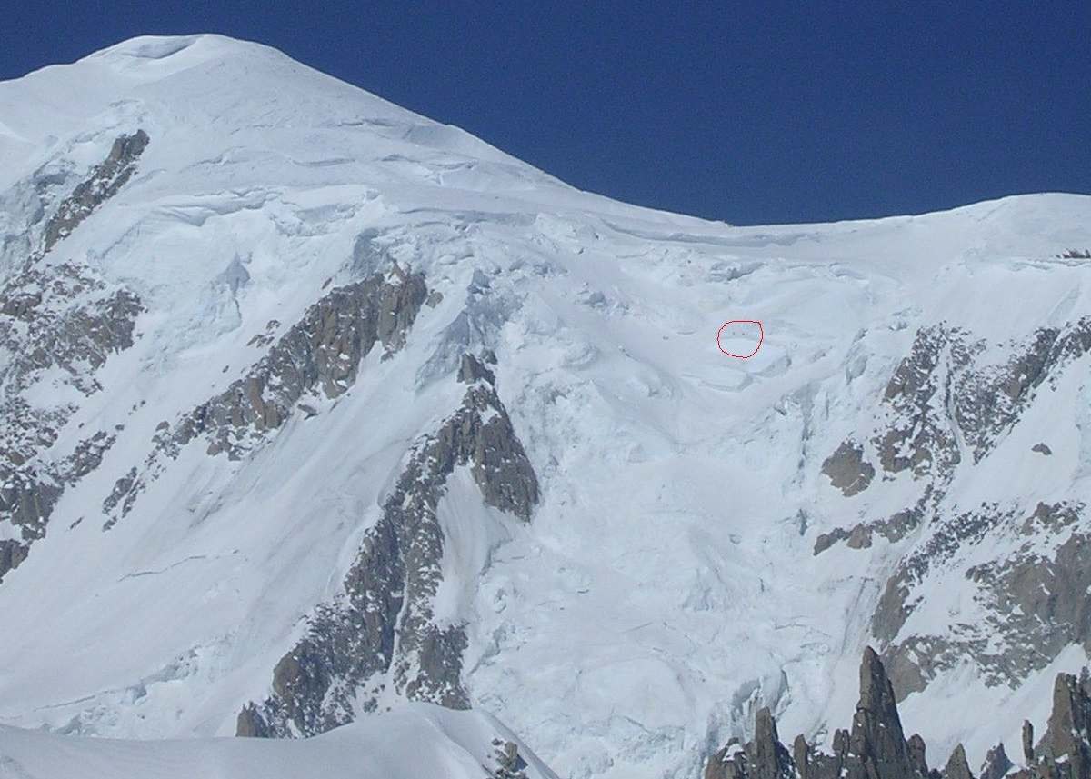 Une cordée dans l'éperon de la Brenva (9h51) en face Est du Mont-Blanc