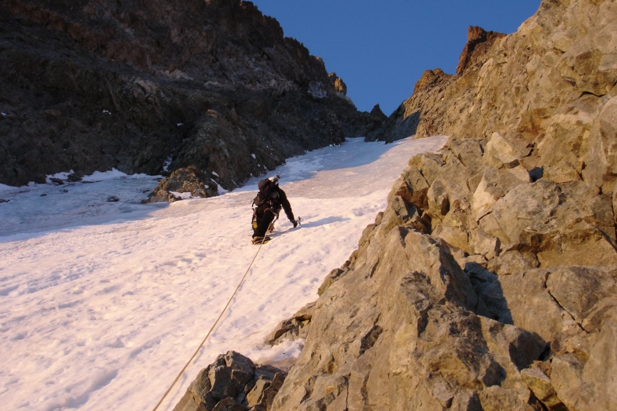 Première longueur en glace du couloir nord des Bans