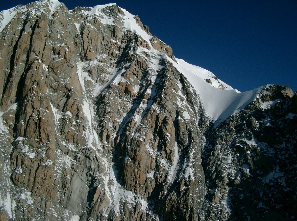 Le versant du Freney et l'arête de Peuterey vus du sommet de l'Aiguille Blanche de Peuterey