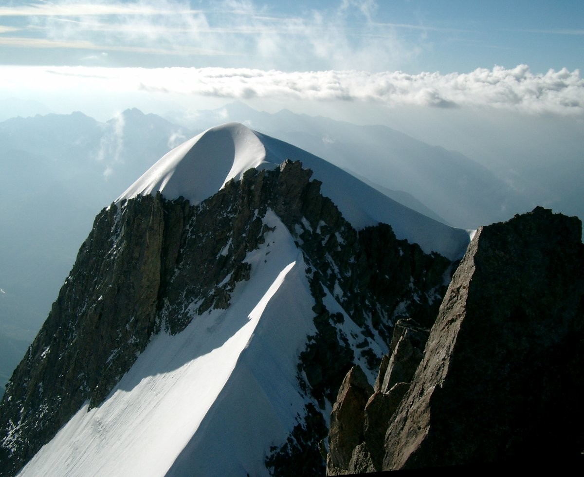 Le sommet sud de l'Aiguille Blanche de Peuterey vu du point culminant