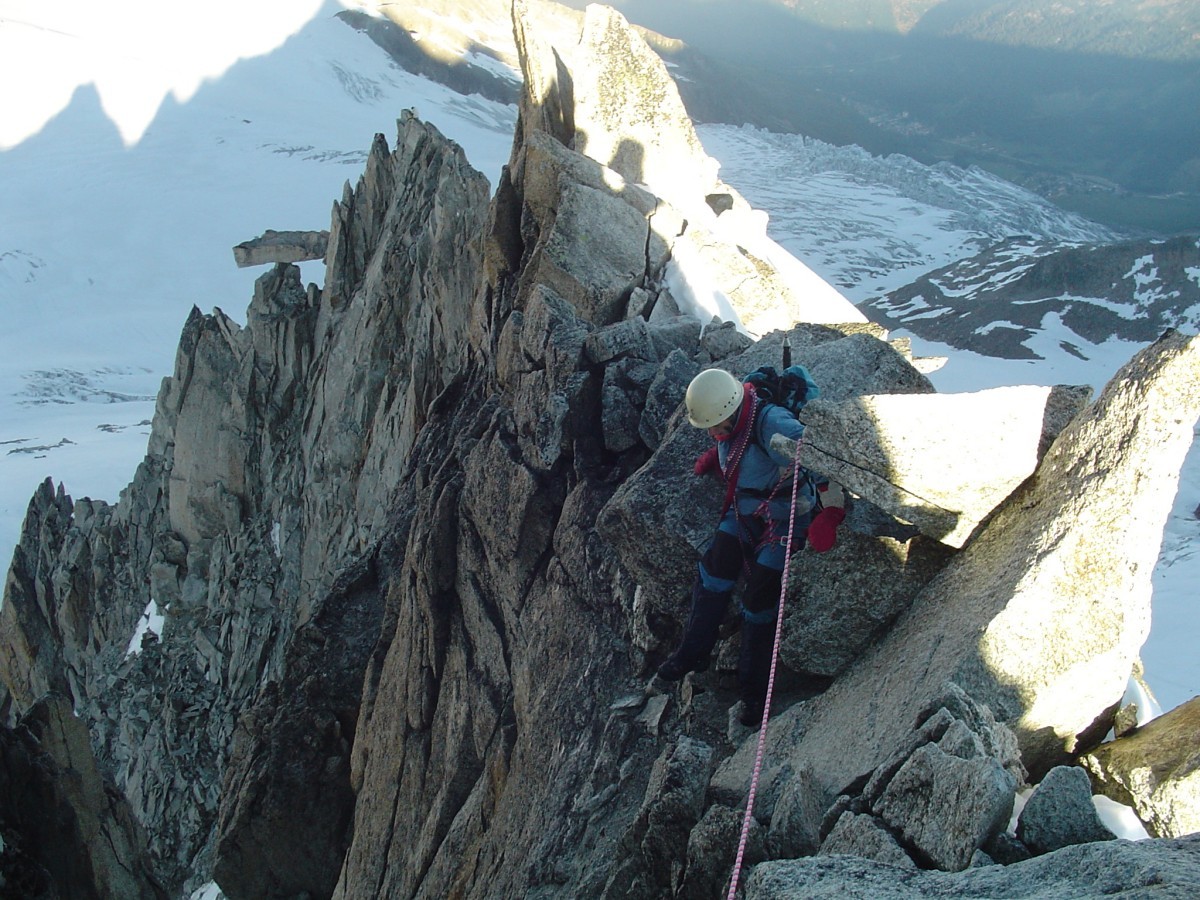 Entre ombres et lumières sur l'arête de la table