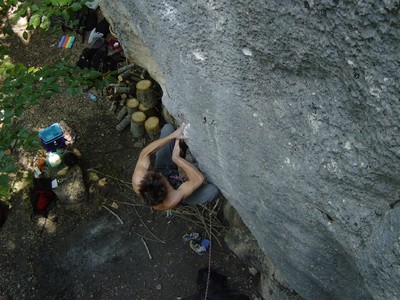 Kevin Hemund dans "Zoolook" 8a+ à Plagne, Suisse.