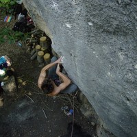 Kevin Hemund dans "Zoolook" 8a+ à Plagne, Suisse.