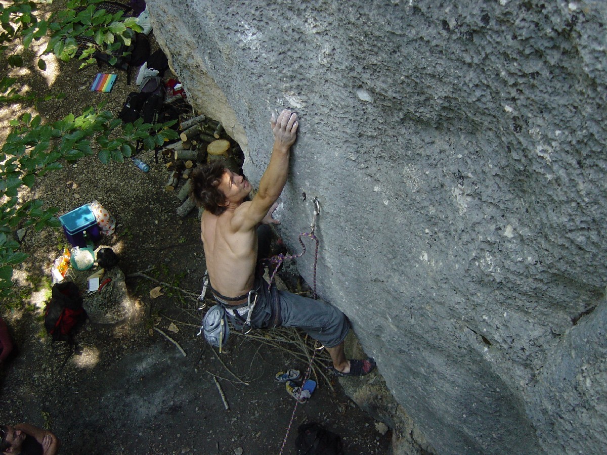 Kevin Hemund dans "Zoolook" 8a+ à Plagne, Suisse.