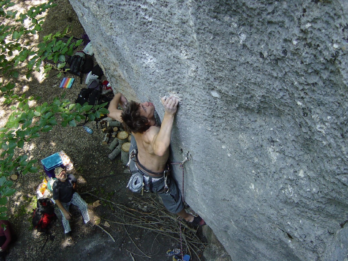Kevin Hemund dans "Zoolook" 8a+ à Plagne, Suisse.