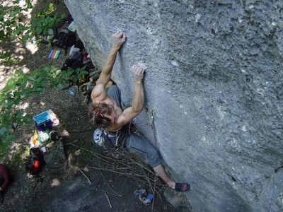 Kevin Hemund dans "Zoolook" 8a+ à Plagne, Suisse.