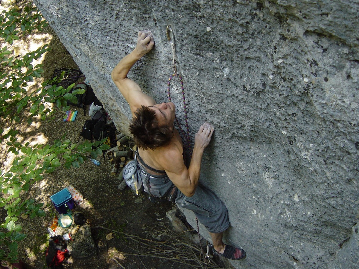Kevin Hemund dans "Zoolook" 8a+ à Plagne, Suisse.