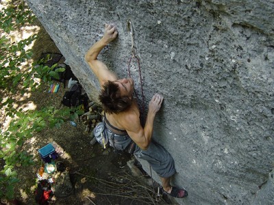 Kevin Hemund dans "Zoolook" 8a+ à Plagne, Suisse.