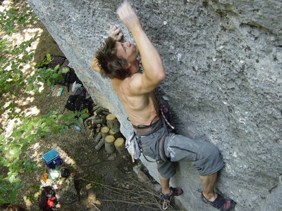 Kevin Hemund dans "Zoolook" 8a+ à Plagne, Suisse.