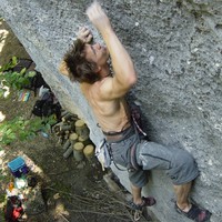 Kevin Hemund dans "Zoolook" 8a+ à Plagne, Suisse.