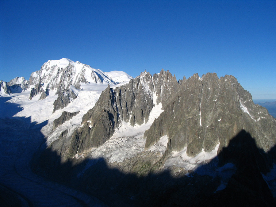 L'envers des aiguilles vue de l'arête sud du Moine