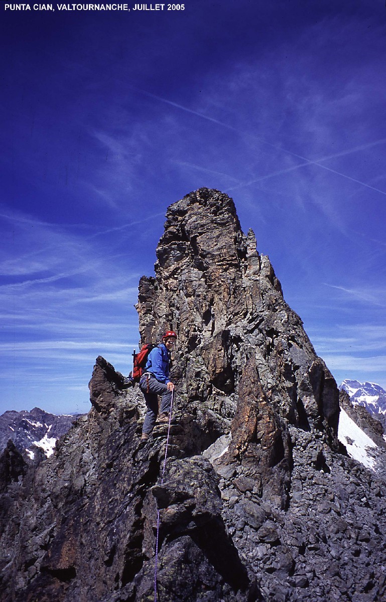 Arête Rey, Agnès au pied du bastion sommital
