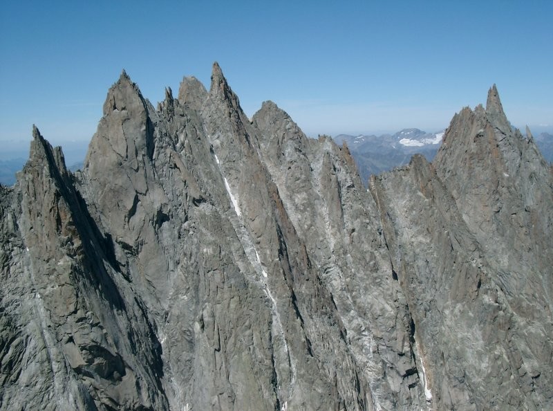 Les aiguilles de Chamonix vues du sommet de la Dent du Requin
