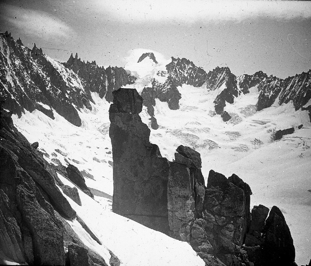 Bassin de Talèfre - 10 Juillet 1953 - Le gendarme de l'alpiniste perdu sur l'aiguille du Moine