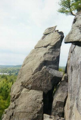 L'aiguille du massif Condor à Val-David (nord de Montréal, Québec, Canada). L'aiguille du massif Condor à Val-David (nord de Montréal, Québec, Canada).