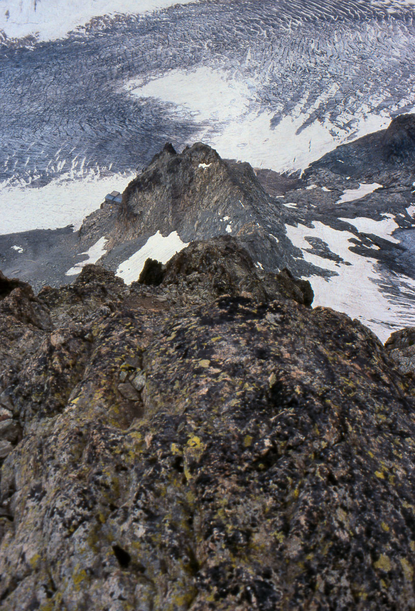 arete de roche paillon et le refuge des ecrins au loin