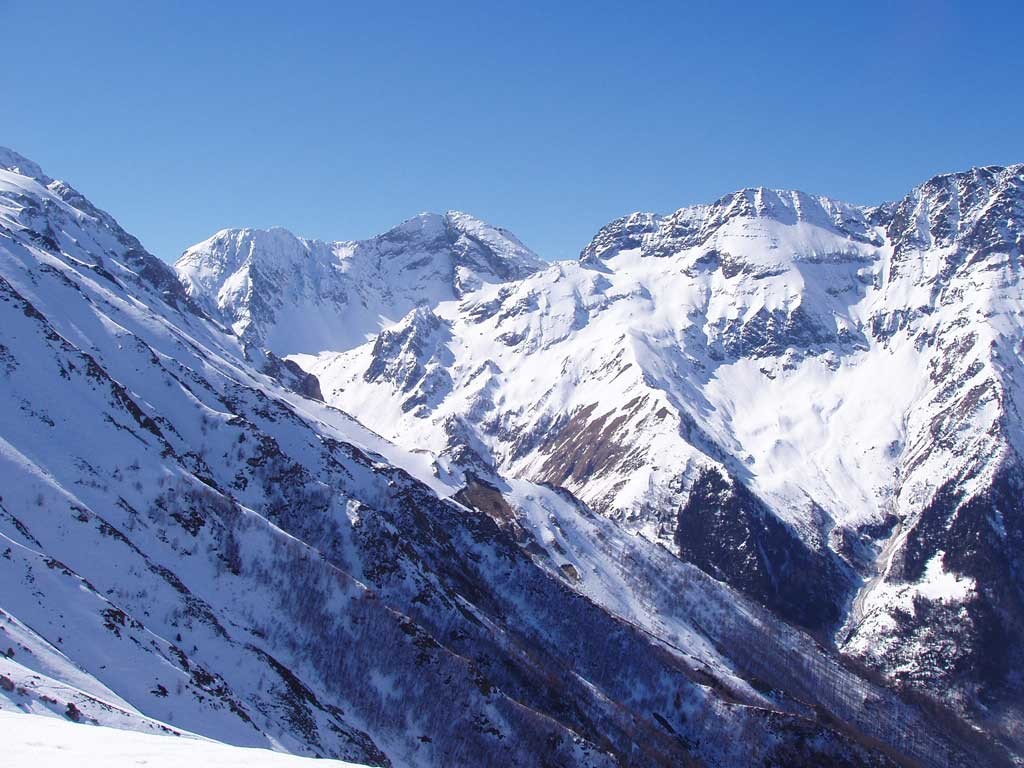 vue sur Pic des Cingles , sont arêtes et le pic du Port D'orle