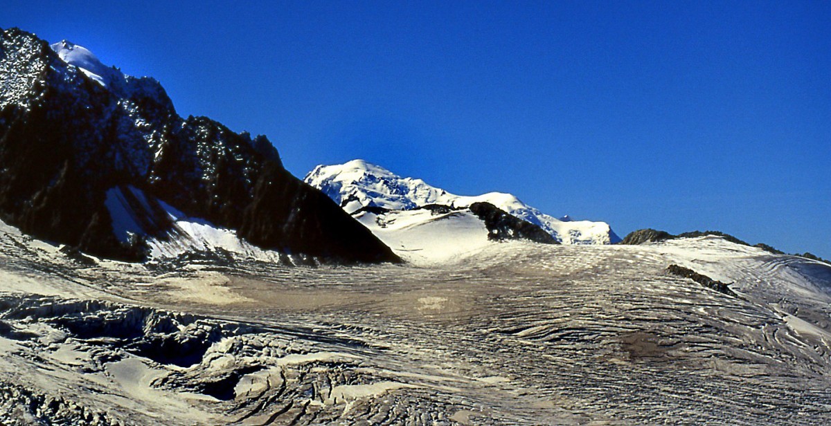 Le Mont Blanc apparaît au loin
