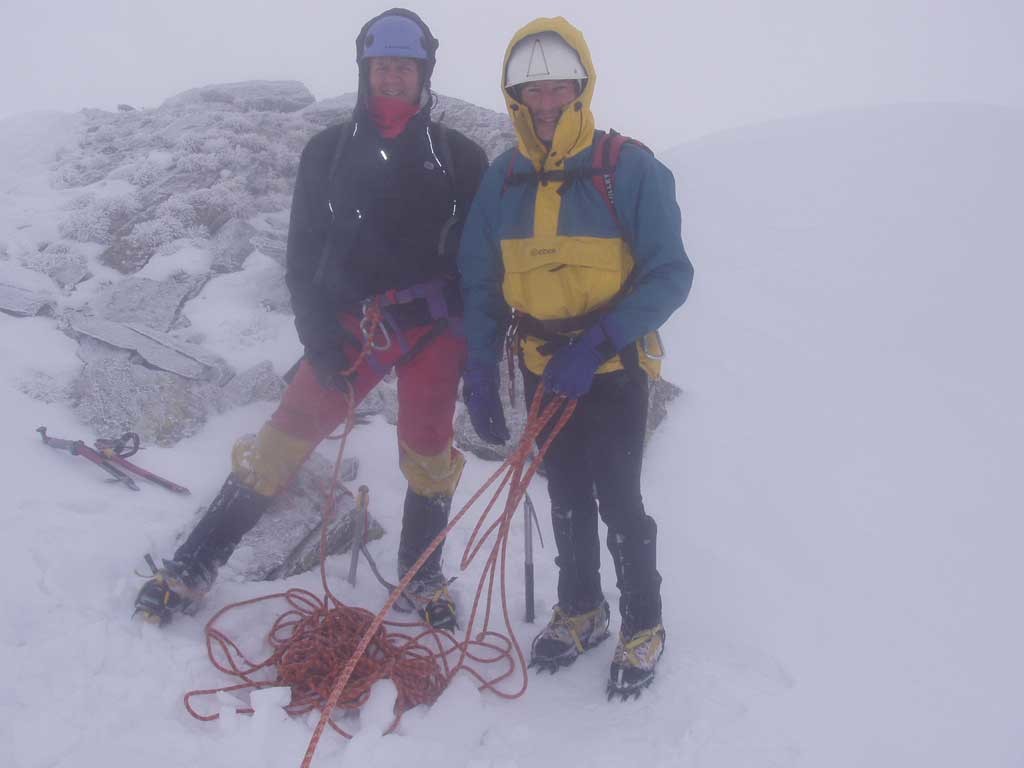 ma cordée , première arrivée , le guide casque bleu et un copain