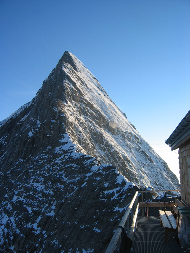 La cresta di Mittelegi dall'omonima capanna