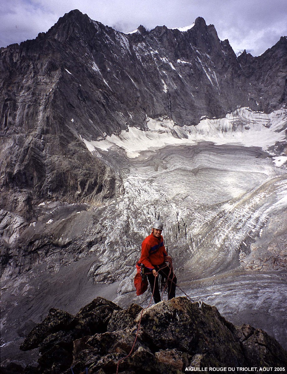 Andrea dans le 1er des 18 rappels pour redescendre de l'Aiguille Rouge du Triolet