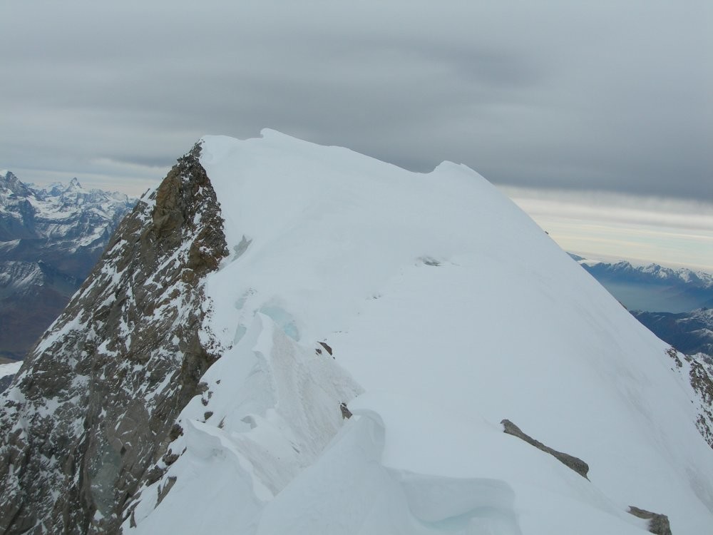 Le sommet de la pointe Walker vu de la pointe Wymper