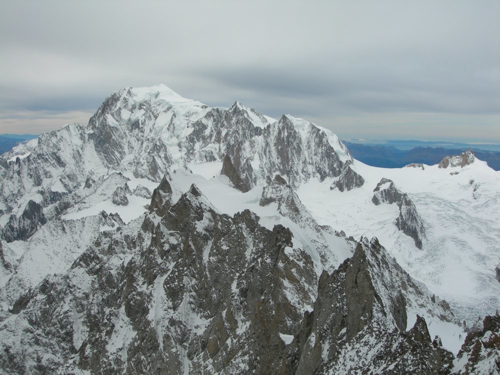 Vers le Mont-Blanc, en premier plan les pointes Hélène et Marguerite puis les aiguilles de Rochefort