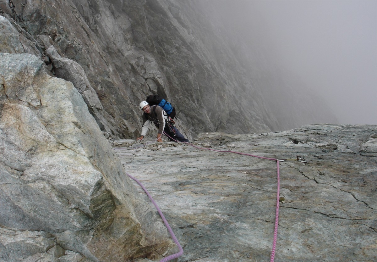 Dalle dite "le miroir" à la sortie du bastion au pilier sud des Ecrins