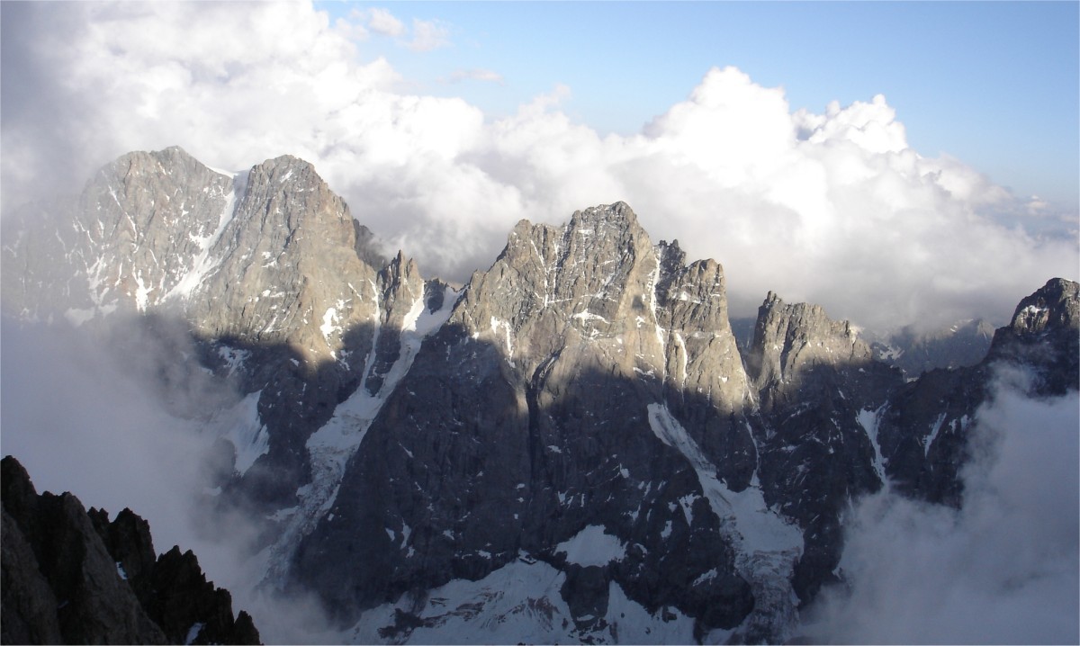 Vue des faces nord du glacier noir depuis le pilier sud des Ecrins