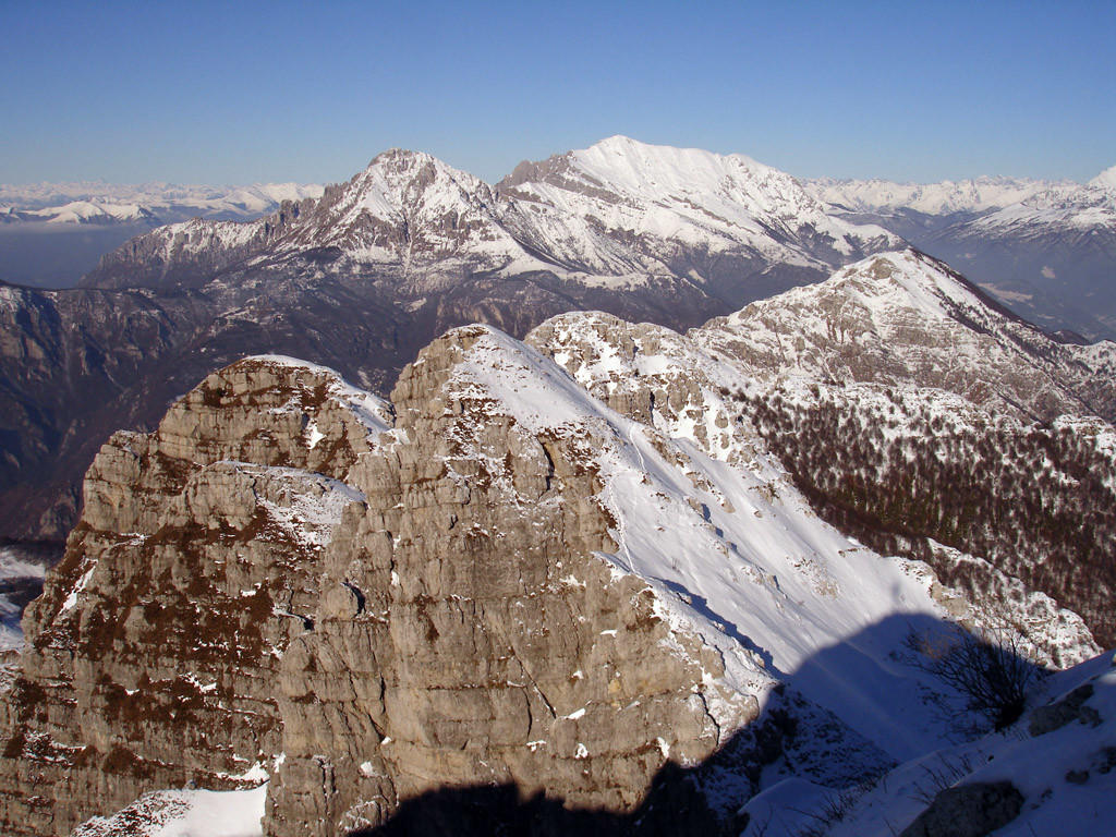 Dalla cima del Resegone 1875 m, la Grigna Meridionale 2177 m e Grigna Settentrionale 2409 m.
