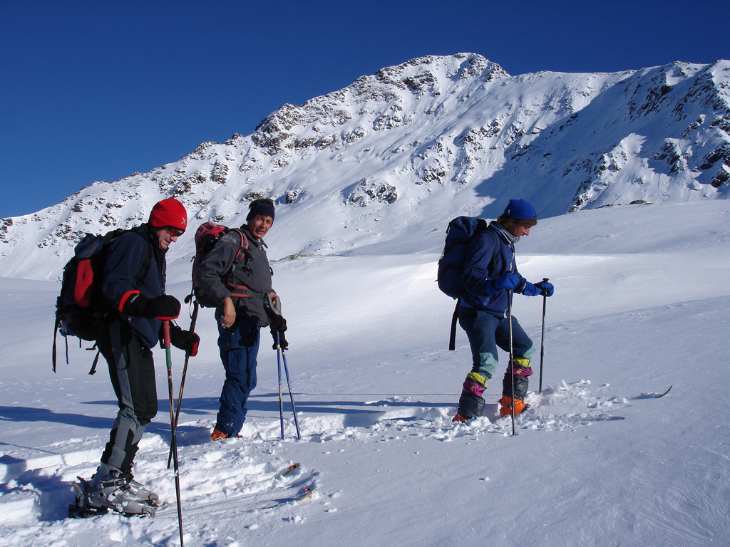 Momento di sosta, con sullo sfondo la Cima Vallocci 2510 m Val Tartano.