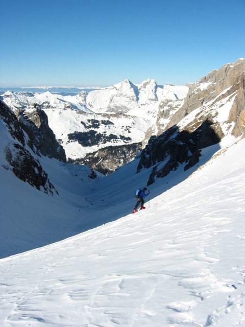 Du col de la Grande Forclaz , la combe et les sommets dominant le Chinaillon