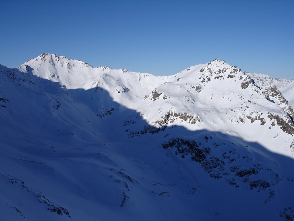 La bocchetta di 2775 m al centro della foto, che si raggiunge in discesa dalla funivia del Parpanner Rothorn 2861 m.