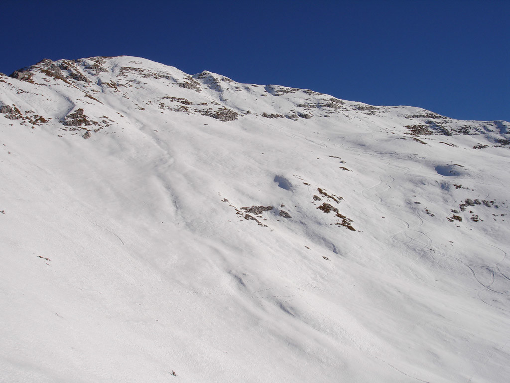 Oltre il Passo di Menna 2002 m, con vista sulla Cima di Menna 2300 m.
