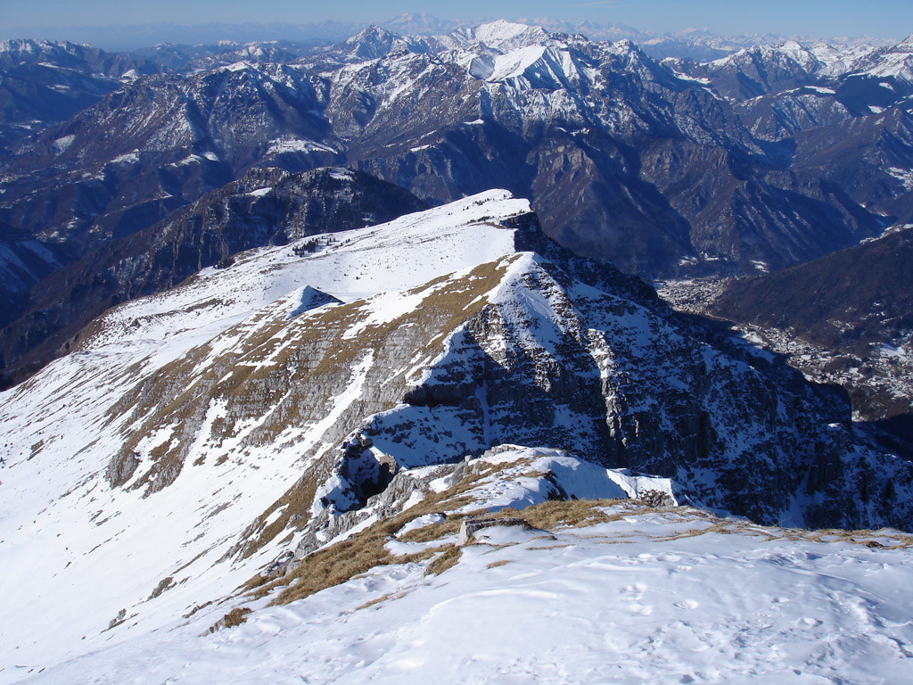 Dalla cima di Menna 2300 m guardando la cresta W che sale dal Passo di Menna 2002 m.