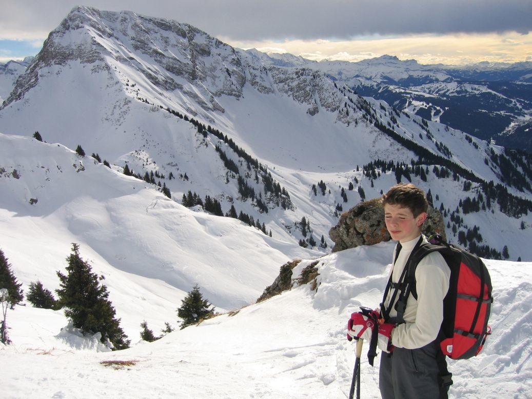 Lucas sur l'arête W de Tavaneuse avec les Nantaux en arrière plan
