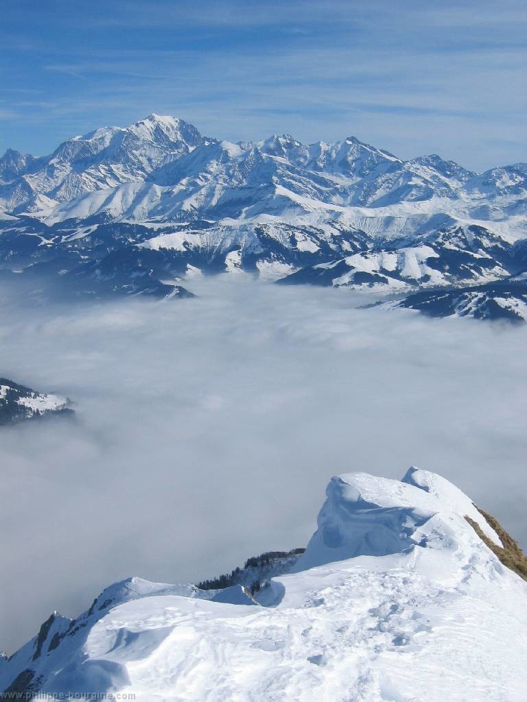 l'arête nord du Mont Charvin et le Mont Blanc en arrière-plan