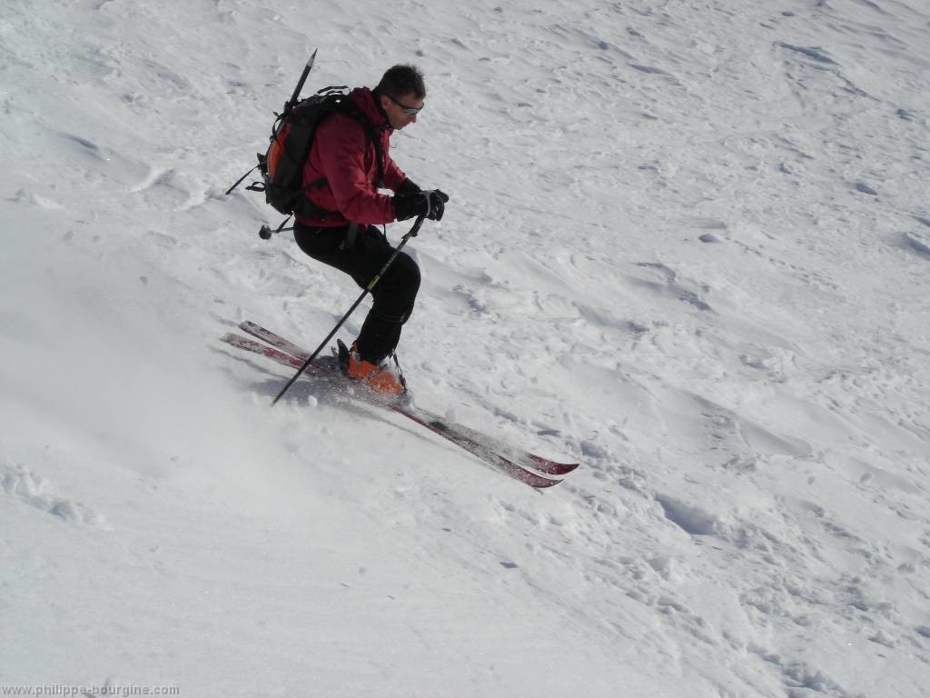 virages sautés dans la descente Sud-Ouest du Mont Charvin